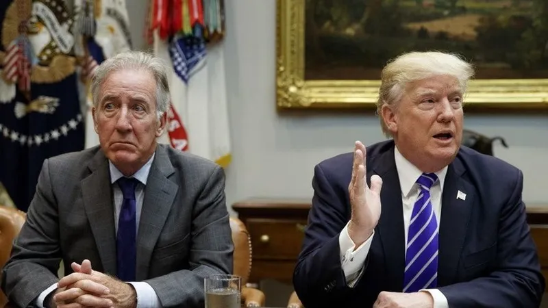Chủ tịch Ủy ban Tài chính và Thuế vụ Hạ viện Richard Neal lắng nghe ông Donald Trump phát biểu trong cuộc họp với các thành viên của ủy ban vào tháng 9-2017. Ảnh: AP