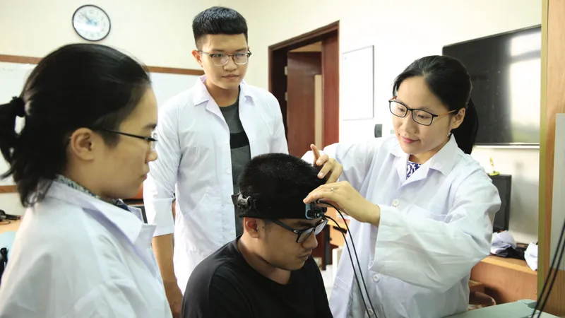 Tiến sĩ Hà Thị Thanh Hương (bìa phải) thực hiện thí nghiệm tại phòng thí nghiệm Trường ĐH Quốc tế (ĐH Quốc gia TPHCM)