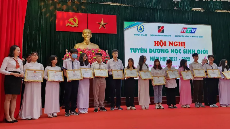 Tiếp sức đến trường học sinh vượt khó, học giỏi 