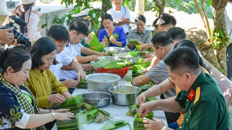 Đoàn đại biểu cùng cán bộ, chiến sĩ gói bánh chưng đón Tết Quý Mão 2023 