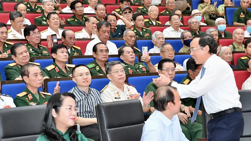 Bí thư Thành ủy TPHCM Nguyễn Văn Nên tại buổi gặp mặt cán bộ quân đội cao cấp nghỉ hưu. Ảnh: VIỆT DŨNG