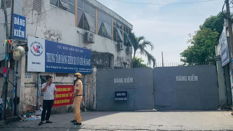Công an phong tỏa khám xét TTĐK xe cơ giới 50-03V ở TP Thủ Đức. Ảnh: CHÍ THẠCH 