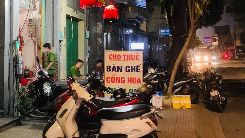 Công an có mặt ở hiện trường. Ảnh: CHÍ THẠCH 