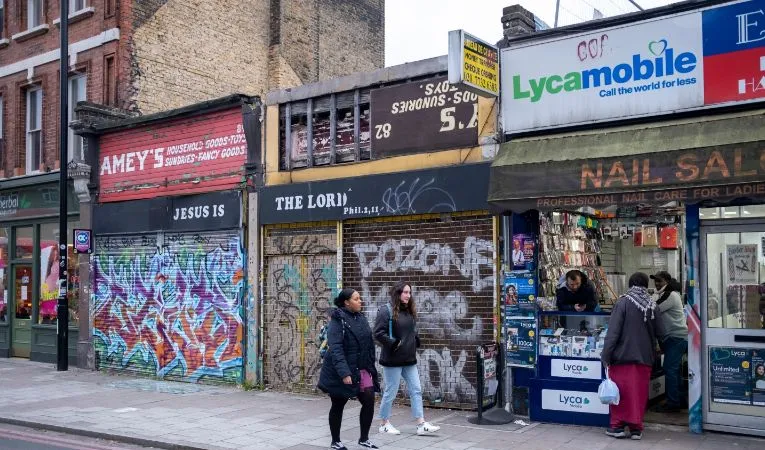Người dân đi bộ trên đường phố London, Vương quốc Anh. Ảnh: CNN