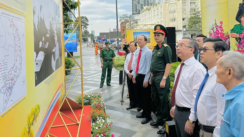 Các đại biểu tham quan triển lãm ảnh về cuộc Tổng tiến công và nổi dậy Xuân Mậu Thân 1968