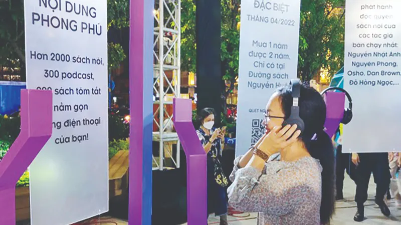 Trải nghiệm nghe sách nói tại Ngày hội Sách và Văn hóa đọc Việt Nam lần 1
