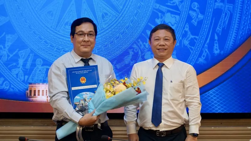 Phó Chủ tịch UBND TPHCM Dương Anh Đức cùng tập thể lãnh đạo Báo Pháp Luật TPHCM chúc mừng hai Tân Phó tổng biên tập. Ảnh: BẢO PHƯƠNG