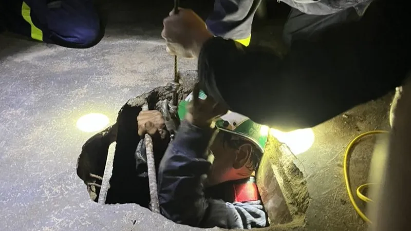 Giải cứu bé 7 tuổi mắc kẹt dưới giếng sâu 20m