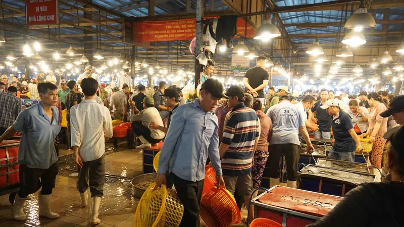 Nhộn nhịp mua bán hàng hóa tại chợ đầu mối Bình Điền. Ảnh: HOÀNG HÙNG