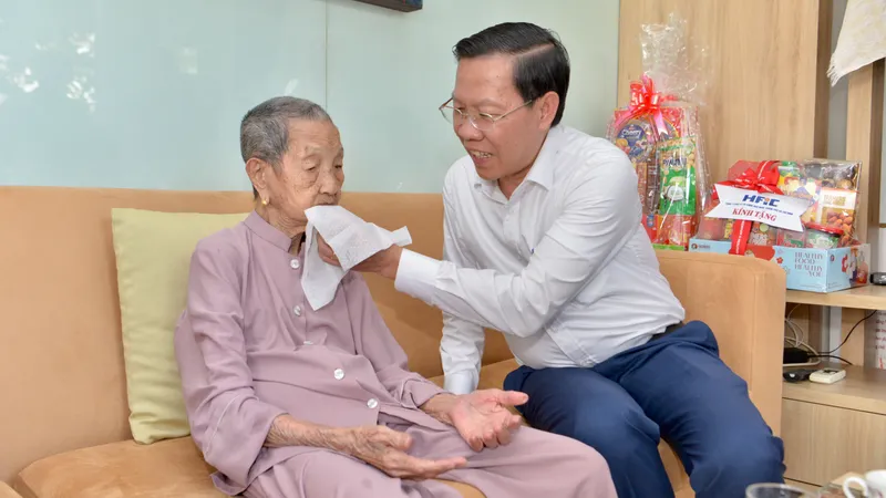 Chủ tịch UBND TPHCM Phan Văn Mãi thăm, chúc tết các gia đình, đơn vị, hội quán người Hoa