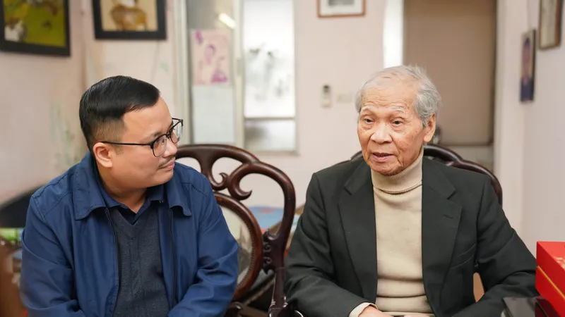 Ông Phạm Ngạc trò chuyện với phóng viên Báo SGGP tại nhà riêng. Ảnh: ĐỖ TRUNG
