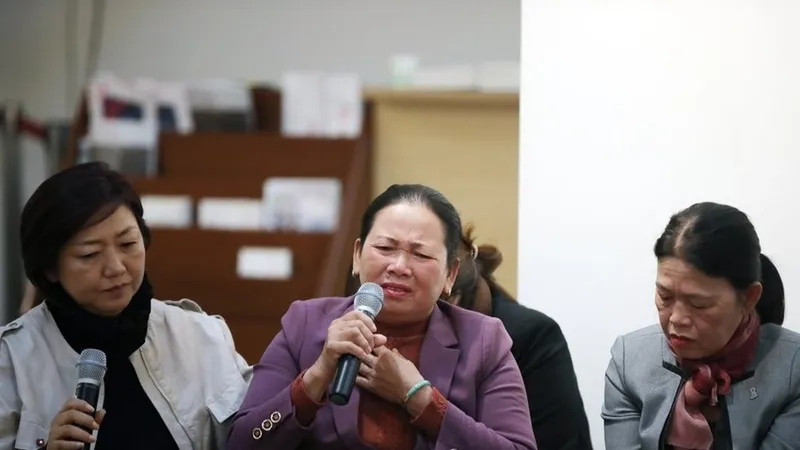 Bà Nguyễn Thị Thanh (giữa) đối chất, làm chứng tại tòa án Hàn Quốc năm 2019. Ảnh: YONHAP 