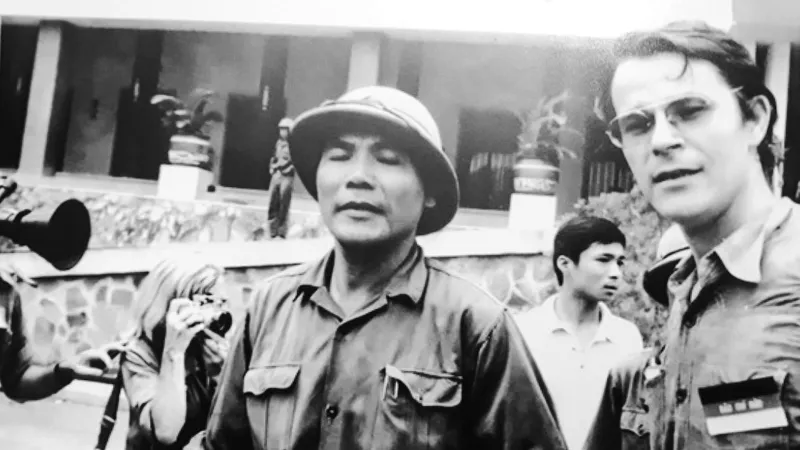 Ông Bùi Văn Tùng (bên trái), Chính ủy Lữ đoàn xe tăng 203 cùng nhà báo Borries Gallasch (Đức) tại sân dinh Độc Lập, Sài Gòn trưa 30-4-1975. Ảnh: tư liệu
