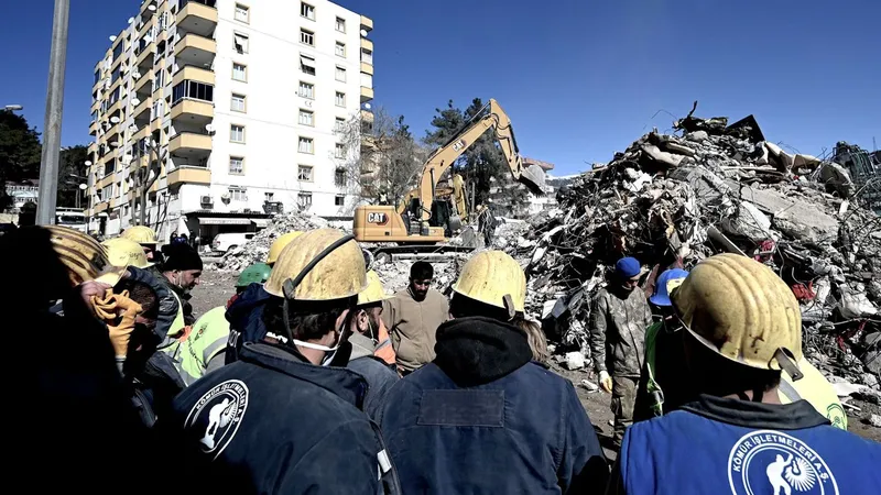 Số nạn nhân thiệt mạng trong trận động đất ngày 6-2 tại Thổ Nhĩ Kỳ và Syria đã lên tới 41.987 người