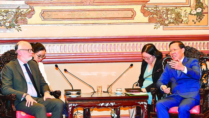 Chủ tịch UBND TPHCM Phan Văn Mãi tiếp ông Edouard Philippe, nguyên Thủ tướng Pháp, Thị trưởng TP Le Havre. Ảnh: VIỆT DŨNG