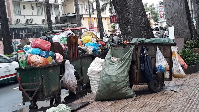 Hàng chục xe rác không được trung chuyển