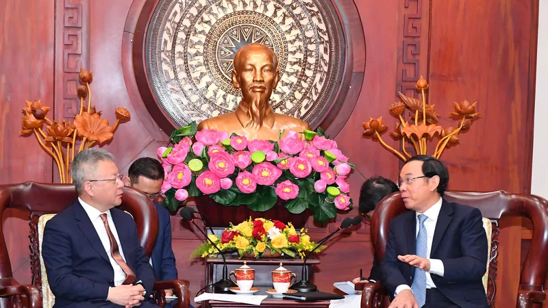 Bí thư Thành ủy TPHCM Nguyễn Văn Nên tiếp Bí thư Tỉnh ủy tỉnh Hải Nam (Trung Quốc). Ảnh: VIỆT DŨNG