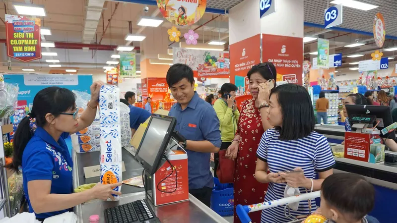 Khách hàng chọn mua quà tặng người thân trong dịp 8-3