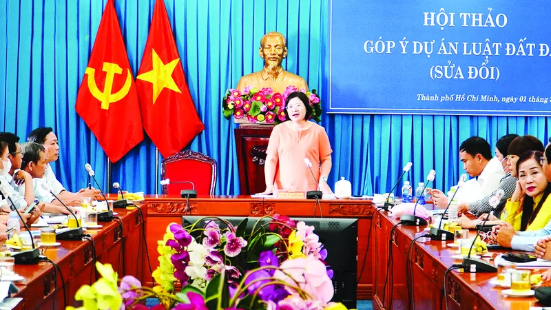 Đồng chí Văn Thị Bạch Tuyết phát biểu tại hội thảo