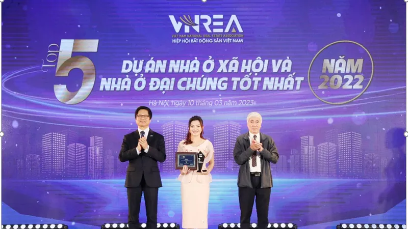 Bà Nguyễn Ngọc Ánh, Phó Chủ tịch HĐQT Kim Oanh Group - nhận giải “Top 5 dự án nhà ở xã hội và đại chúng tốt nhất năm 2022” cho dự án RichHome 3