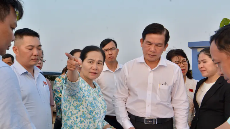 Chủ tịch HĐND TPHCM Nguyễn Thị Lệ cùng đại diện các sở ngành giám sát tiến độ triển khai Dự án thành phần 2 đường Vành đai 3 TPHCM. Ảnh: CAO THĂNG
