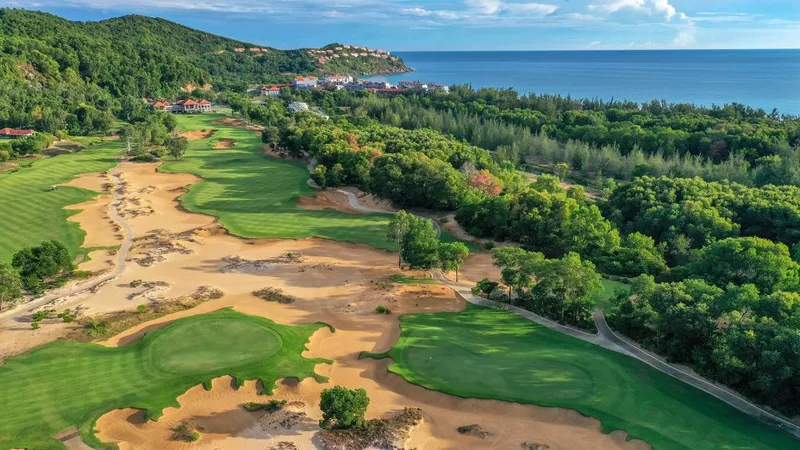 Người dân khốn khổ vì dự án du lịch, sân golf Lăng Cô