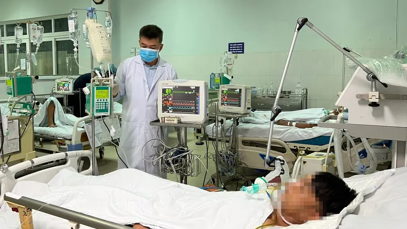 Bác sĩ đang cứu chữa cho bệnh nhân ngộ độc Botulinum ở Quảng Nam. Ảnh: NGUYỄN HẠNH