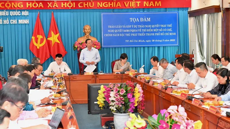 Chủ tịch UBND TPHCM Phan Văn Mãi phát biểu tại toạ đàm. Ảnh: VIỆT DŨNG