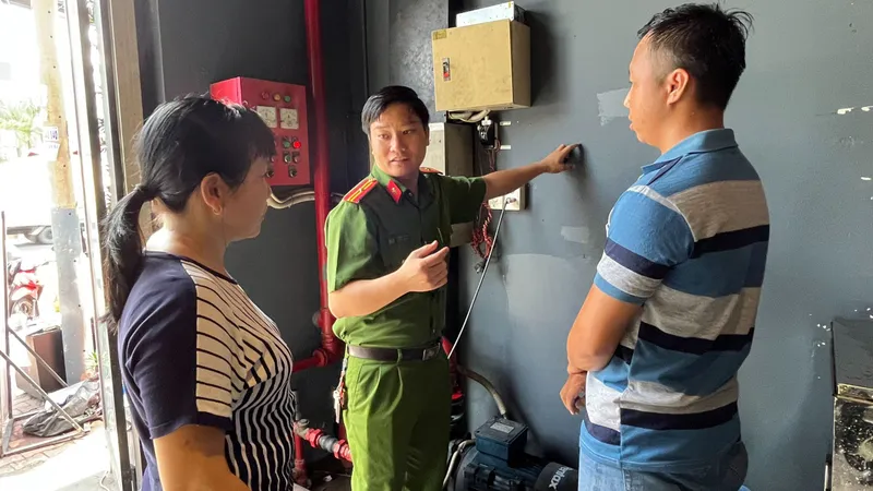 Công an quận 12, TPHCM kiểm tra an toàn PCCC ở một quán karaoke trên địa bàn 