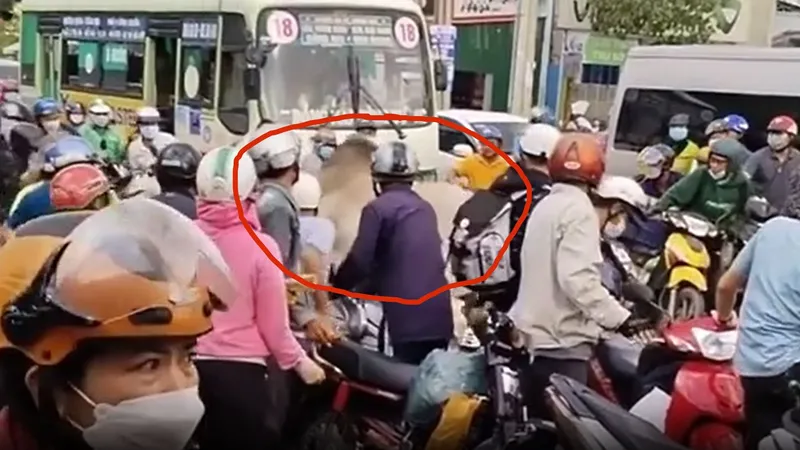 Đồng Nai: Bò "điên" húc hàng loạt xe trên Quốc lộ 1