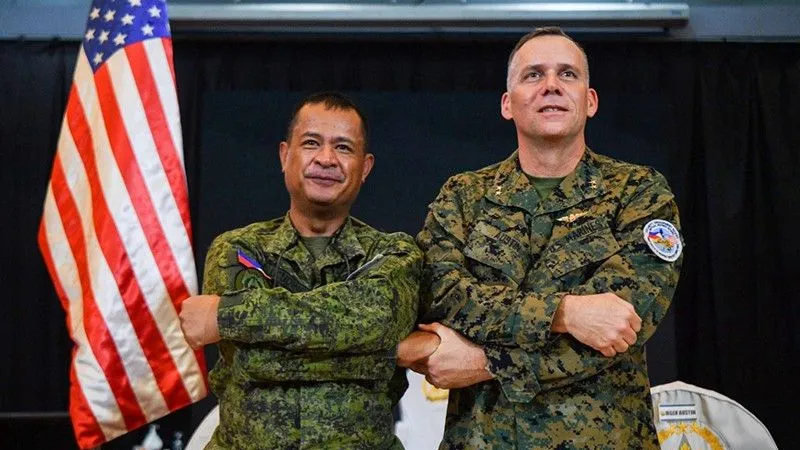 Giám đốc cuộc tập trận của Philippines, Thiếu tướng Marvin Licudin (trái) và đại diện giám đốc cuộc tập trận của Hoa Kỳ, Thiếu tướng Eric Austin (phải) khoác tay nhau trong lễ khai mạc cuộc tập trận chung "Balikatan" tại trụ sở quân sự ở thành phố Quezon, ngoại ô Manila vào ngày 11-4-2023. Ảnh: Philstar