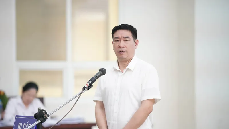  Bị cáo Phùng Anh Lê tại phiên tòa phúc thẩm sáng 20-4. Ảnh: ĐỖ TRUNG