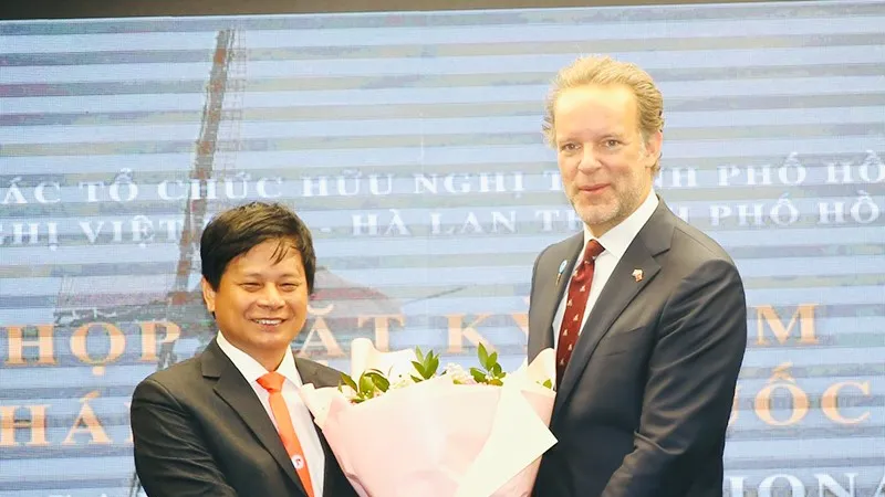 Chủ tịch Hội Hữu nghị Việt Nam - Hà Lan TPHCM Trần Trọng Dũng tặng hoa cho Tổng Lãnh sự Daniel Stork chúc mừng tại lễ kỷ niệm