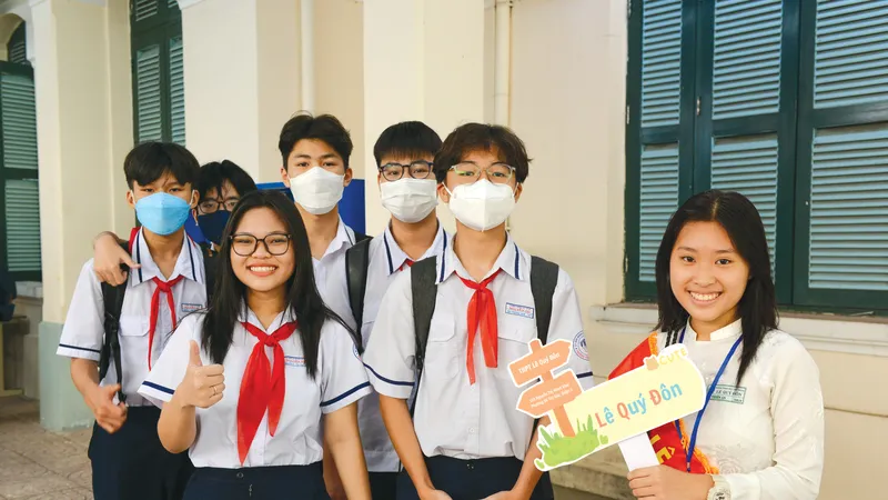 Học sinh Trường THCS Nguyễn Du (quận 1) tìm hiểu môi trường học tập tại trường THPT Lê Quý Đôn (quận 3, TPHCM)