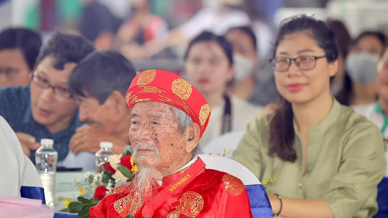 Nhà nghiên cứu văn hóa Nguyễn Đình Tư (103 tuổi), đại sứ Ngày Sách và Văn hóa đọc Việt Nam lần thứ 2 tại TPHCM. Ảnh: DŨNG PHƯƠNG