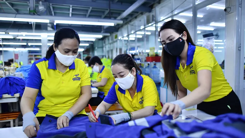 Công nhân Công ty TNHH may mặc Dony (huyện Bình Chánh, TPHCM) kiểm tra sản phẩm. Ảnh: NGÔ BÌNH