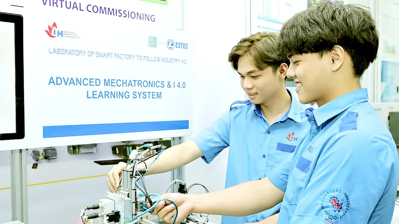 Sinh viên ngành Công nghệ kỹ thuật cơ khí Trường ĐH Công nghiệp TPHCM học thực hành tại phòng thí nghiệm