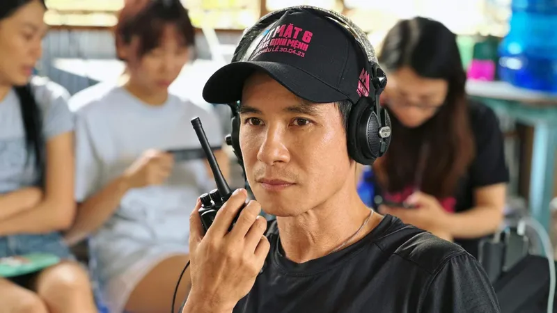 Đạo diễn Lý Hải trên phim trường Lật mặt: Tấm vé định mệnh