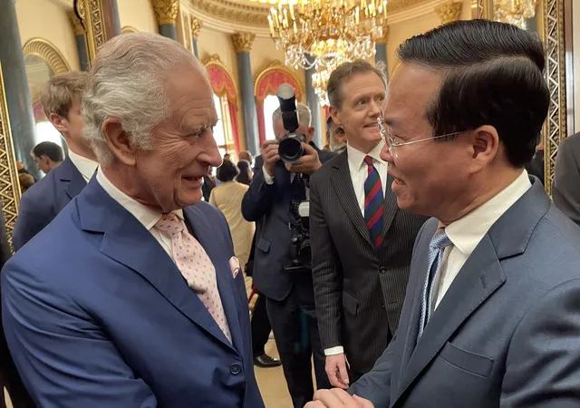 Chủ tịch nước Võ Văn Thưởng gặp Nhà vua Anh Charles III. Ảnh: TTXVN
