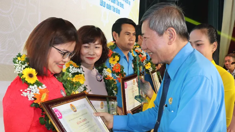 Cần những cách làm giúp cuộc sống người lao động tốt hơn