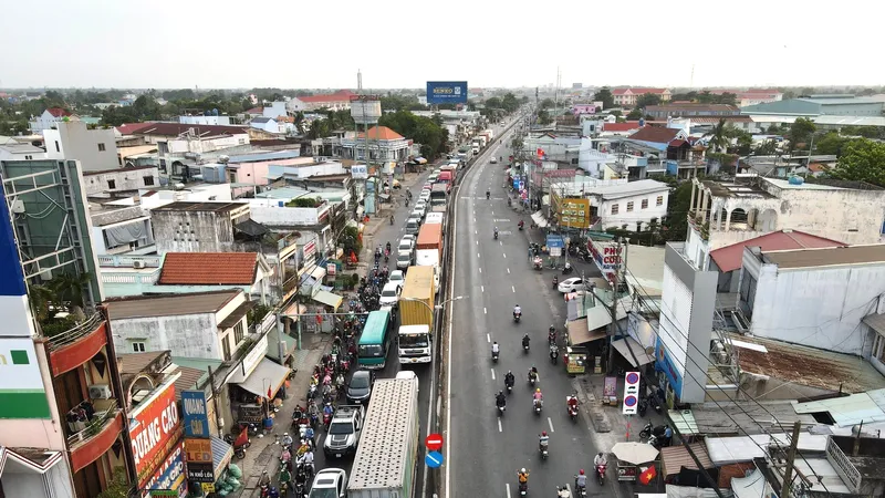 Phương tiện nối đuôi nhau đi chuyển rất chậm qua đoạn QL1A từ cầu Bình Điền đến vòng xoay Nguyễn Văn Linh, huyện Bình Chánh, TPHCM 