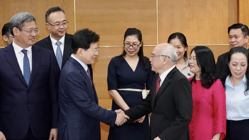  Trưởng ban Tuyên giáo Thành ủy TPHCM Phan Nguyễn Như Khuê bắt tay chào đón đồng chí Trương Kiến Xuân. Ảnh: HOÀNG HÙNG