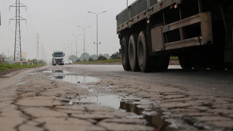 Quốc lộ xuống cấp