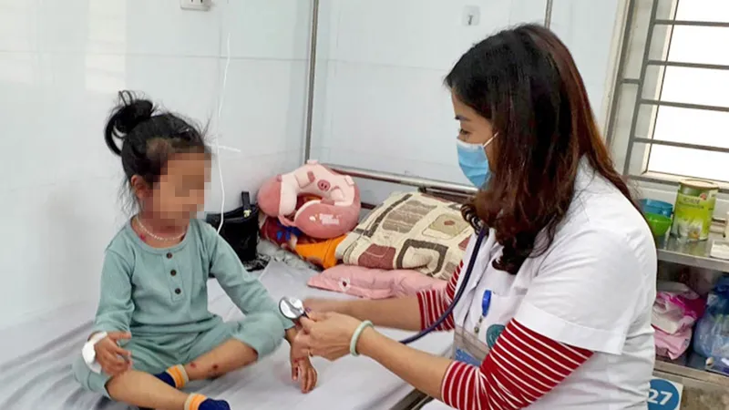 Bác sĩ Bệnh viện Nhi Trung ương đang thăm khám cho trẻ mắc thủy đậu