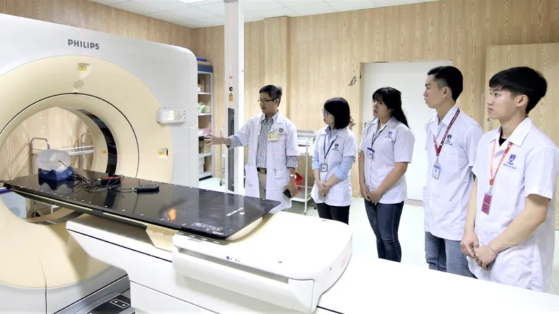 Sinh viên ngành Y đa khoa Trường ĐH Nguyễn Tất Thành (TPHCM) trong giờ học thực hành