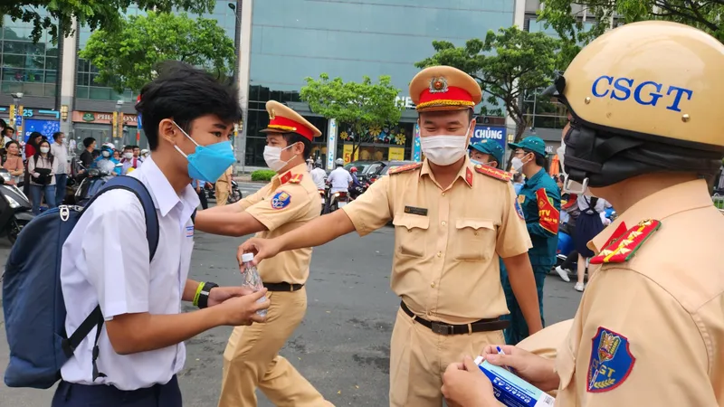 CSGT TPHCM đảm bảo an toàn giao thông cho các điểm thi, tuyến đường
