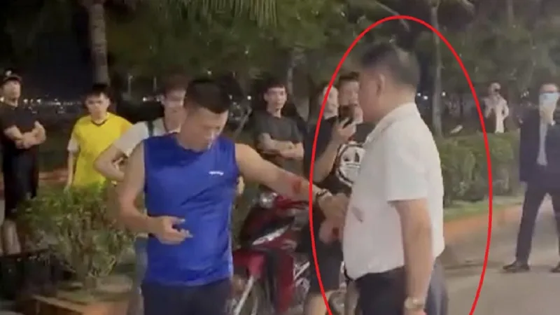 Trung tá Nguyễn Thành Nam (người mặc áo trắng, khoanh đỏ) có hành vi thiếu chuẩn mực đối với người dân khi va chạm giao thông. 