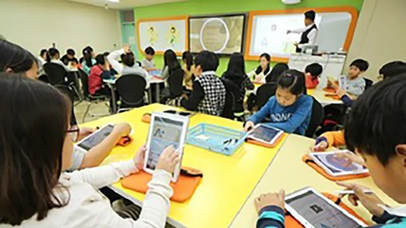 Học sinh sử dụng máy tính bảng trong một lớp học tiểu học ở Seoul, Hàn Quốc
