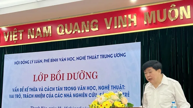 PGS, TS Nguyễn Thế Kỷ, Chủ tịch Hội đồng Lý luận, phê bình Văn học, Nghệ thuật Trung ương phát biểu khai mạc lớp bồi dưỡng. 