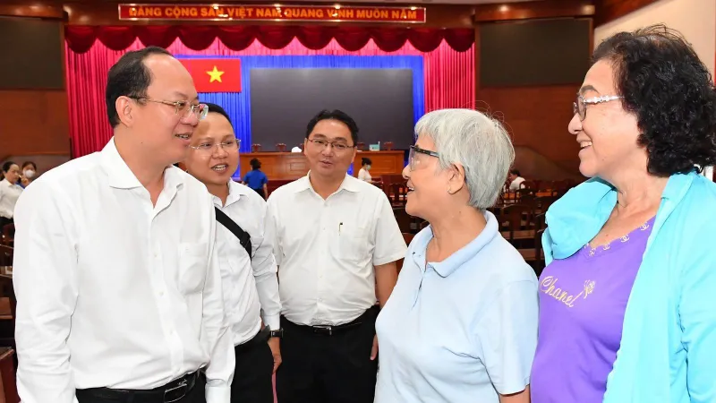 Phó Bí thư Thành ủy TPHCM Nguyễn Hồ Hải trao đổi với cử tri quận 11. Ảnh: VIỆT DŨNG